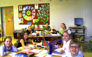         Schüler/innen in der Brucknerschule Linz © Franziskanerinnen von Vöcklabruck