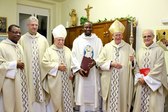 V. l.: Provinzial Pater Miguel Nguema (Zentralafrika), Provinzial Pater Petrus Obermüller (Österreich), Bischof Olaverri Miguel (Pointe-Noire/Kongo), Pater Simplice Tchoungang, Bischof em. Ludwig Schwarz, Pater Manolo Jimenez (Rom)