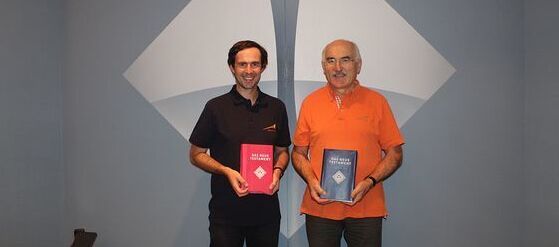 Franz Kogler und Reinhard Stiksel vom Bibelwerk Linz: „Das Buch soll leicht lesbar sein und Menschen erreichen, die einen Zugang zur Bibel suchen.“