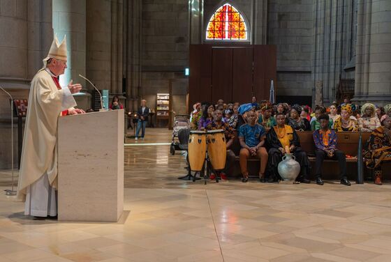 Bischof Manfred Scheuer beim Gottesdienst zum Sonntag der Völker im Linzer Mariendom.