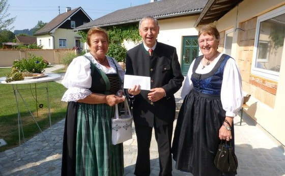 Goldhauben-Frauen spendeten Friedhof-Granitgrander