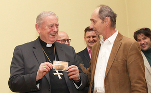 Bischofssekretär Andreas Reumayr ernennt Bischof Ludwig Schwarz bei der MitarbeiterInnen-Abschiedsfeier im Bischofshof zum Ehrenmitglied der Kaffeerunde.