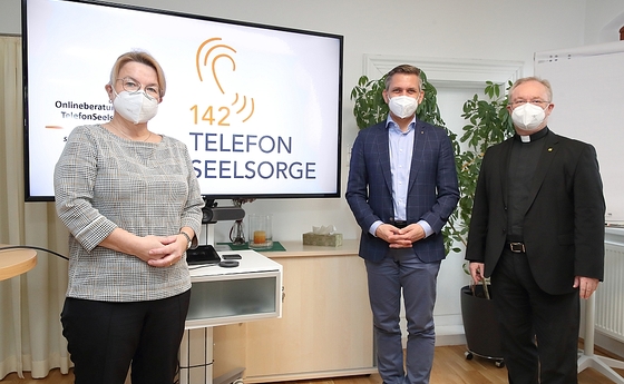 V. l.: Silvia Breitwieser (Leiterin TelefonSeelsorge OÖ), LR Wolfgang Hattmannsdorfer, Generalvikar Severin Lederhilger.