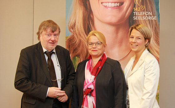 Univ.-Prof. Dr. mult. Hilarion G. Petzold, Mag.a Silvia Breitwieser (Leiterin TelefonSeelsorge OÖ – Notruf 142), Mag.a Barbara Lanzerstorfer-Holzner (stv. Leiterin TelefonSeelsorge OÖ – Notruf 142)