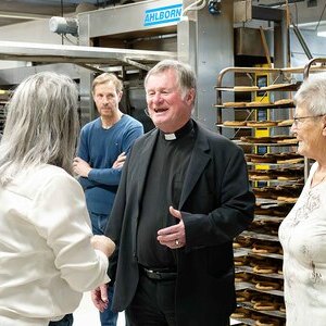 Besuch des Bischofs in der Kremstaler Hofbaeckerei der Familie Resch