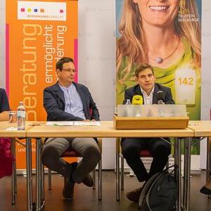 Am Podium der Pressekonferenz zum Weltsuizidpräventionstag am 9.9.2025 sprachen (v. l.) Mag.a Barbara Lanzerstorfer-Holzner (TelefonSeelsorge OÖ), Mag. Klemens Hafner-Hanner (Teamleitung Familienberatung, BEZIEHUNGLEBEN.AT),  Univ.-Prof. Dr. Dr. Paul