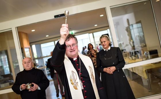 Bischof Manfred Scheuer segnete das neu eröffnete Seniorenheim der Franziskusschwestern.
