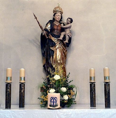 Statuen und Taufbecken