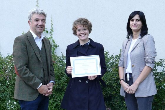 Von links: Univ.-Prof. Dr. Michael Fuchs, Vizerektor für Lehre und Forschung, Maria Brader, Ruzica Romic, BA, KU International.